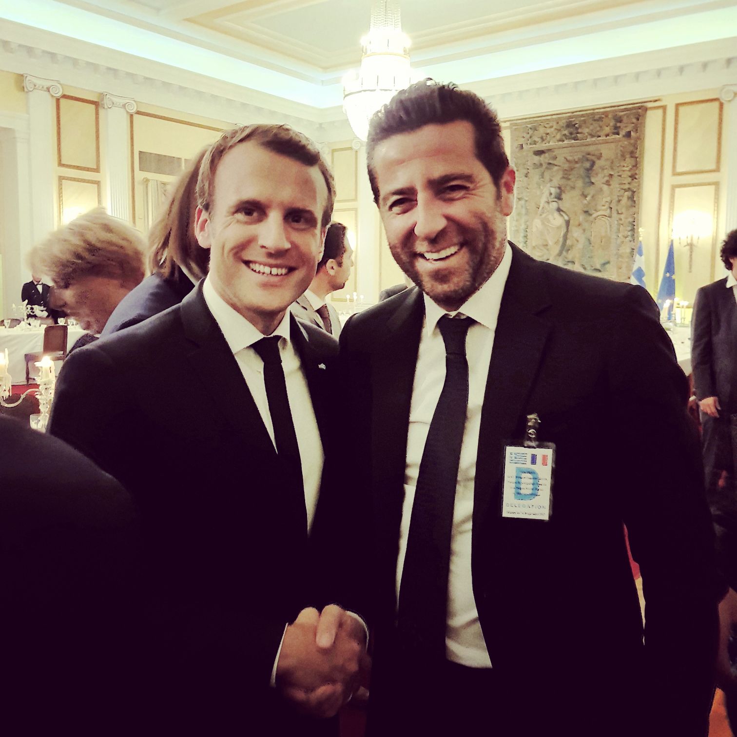 Eric Elkaïm serre la main d'Emmanuel Macron